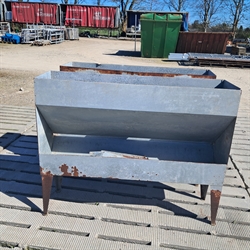2 stk. brugte foderkasser 150x40x120 cm.